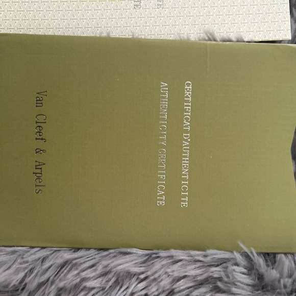 Van Cleef & Arpels Gold and Cream Bracelet - Picture 11 of 15